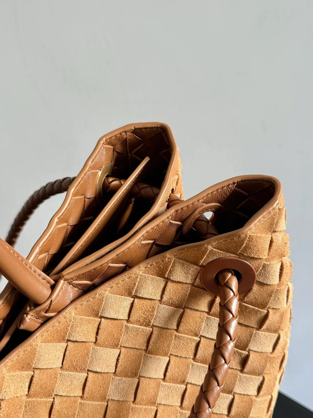 Batch 3760 Recently, the same style of bag that celebrities love is both high-end and practical. Michelle Yeoh, Kim Namjoon, Jing Boran, Tong Liya, Sun Qian, Wu Qianyu, Du Juan, Ma Yili and Bai Baihe are all carrying Bottega Veneta summer series Andiamo handbags. Andiamo has a simple structure and rounded lines. The whole piece is made of Nappa leather. It is comfortable, soft and dynamic. It adds interest to daily life and can be easily matched with various styles. Andiamo handbags are available in three sizes: small, medium and large. There are many colors to choose from, which can meet different needs. You can really carry it whether it is daily or attending events. Style number: 743575 Size: 45*22*34cm